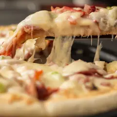 Rozciągający się ser z kawałka pizzy, idealny na festiwal pizzy.