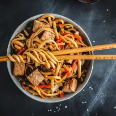 Pyszny makaron udon z tofu i warzywami, idealny na szybki obiad. Ten przepis na makaron udon zachwyci każdego!