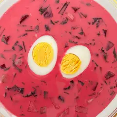 Pyszna zupa z botwiny na żeberkach, podana z połówkami jajka na twardo. Idealna na letnie dni.