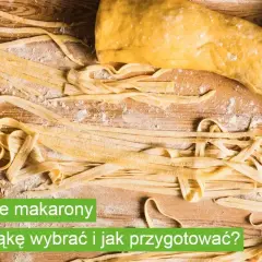 Świeży, swojski makaron na drewnianym blacie. Poznaj przepis na domowe tagliatelle i dowiedz się, jaką mąkę wybrać.