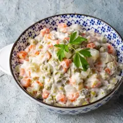 Sałatka jarzynowa w misce, pełna warzyw i sosu. Zastanawiasz się nad sałatka jarzynowa kcal?