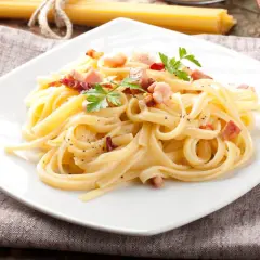 Pyszne spaghetti carbonara z boczkiem i natką pietruszki. Idealny przepis, jak zrobić carbonare.