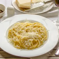Idealne spaghetti z parmezanem: Sekret kremowego sosu bez śmietany