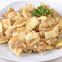 Pyszne łazanki z mięsem mielonym i warzywami, gotowe do podania. Idealne, gdy zastanawiasz się, jak zrobić łazanki.