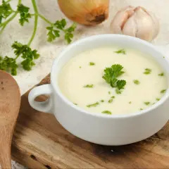 Aksamitny krem z białych warzyw, idealny na szybki obiad. Prosty przepis, który zachwyci każdego.