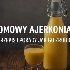 Domowy ajerkoniak przepis babci. Kremowy likier w butelce i kieliszku na drewnianym blacie.