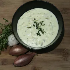 Kremowy sos śmietanowy do pizzy, z czosnkiem, szalotką i tymiankiem. Idealny dodatek do Twojej ulubionej pizzy.