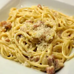 Pyszna carbonara z boczkiem, kremowy sos, parmezan i idealnie ugotowany makaron spaghetti.