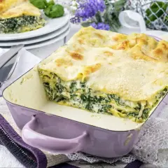 Pyszna lasagne ze szpinakiem i serem w fioletowym naczyniu. Idealna na rodzinny obiad, to prosty przepis na lasagne z mięsem mielonym, który zachwyci każdego.