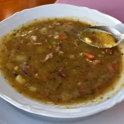 Gęsta grochówka z kawałkami mięsa i warzyw, idealna na chłodne dni. Ten przepis na grochówkę z pewnością Cię zachwyci!
