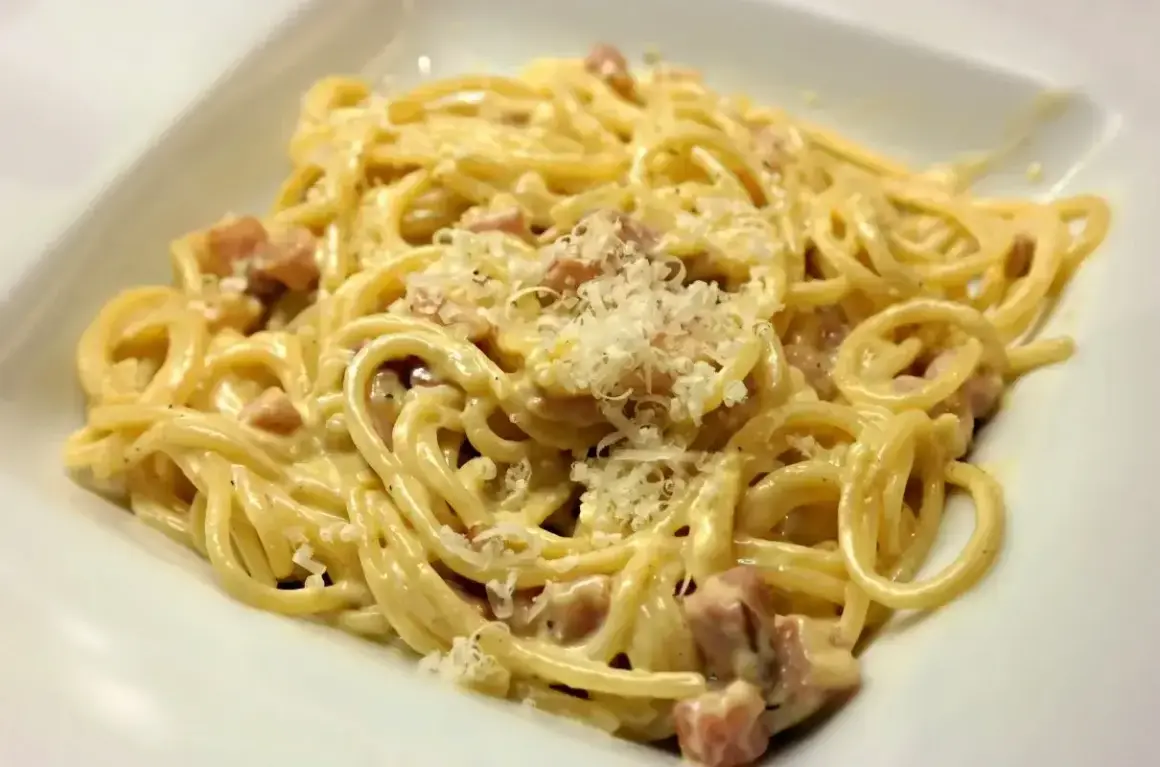 Spaghetti carbonara – oryginalny przepis ze śmietaną. Kremowy sos, kawałki guanciale i parmezan tworzą idealne danie.