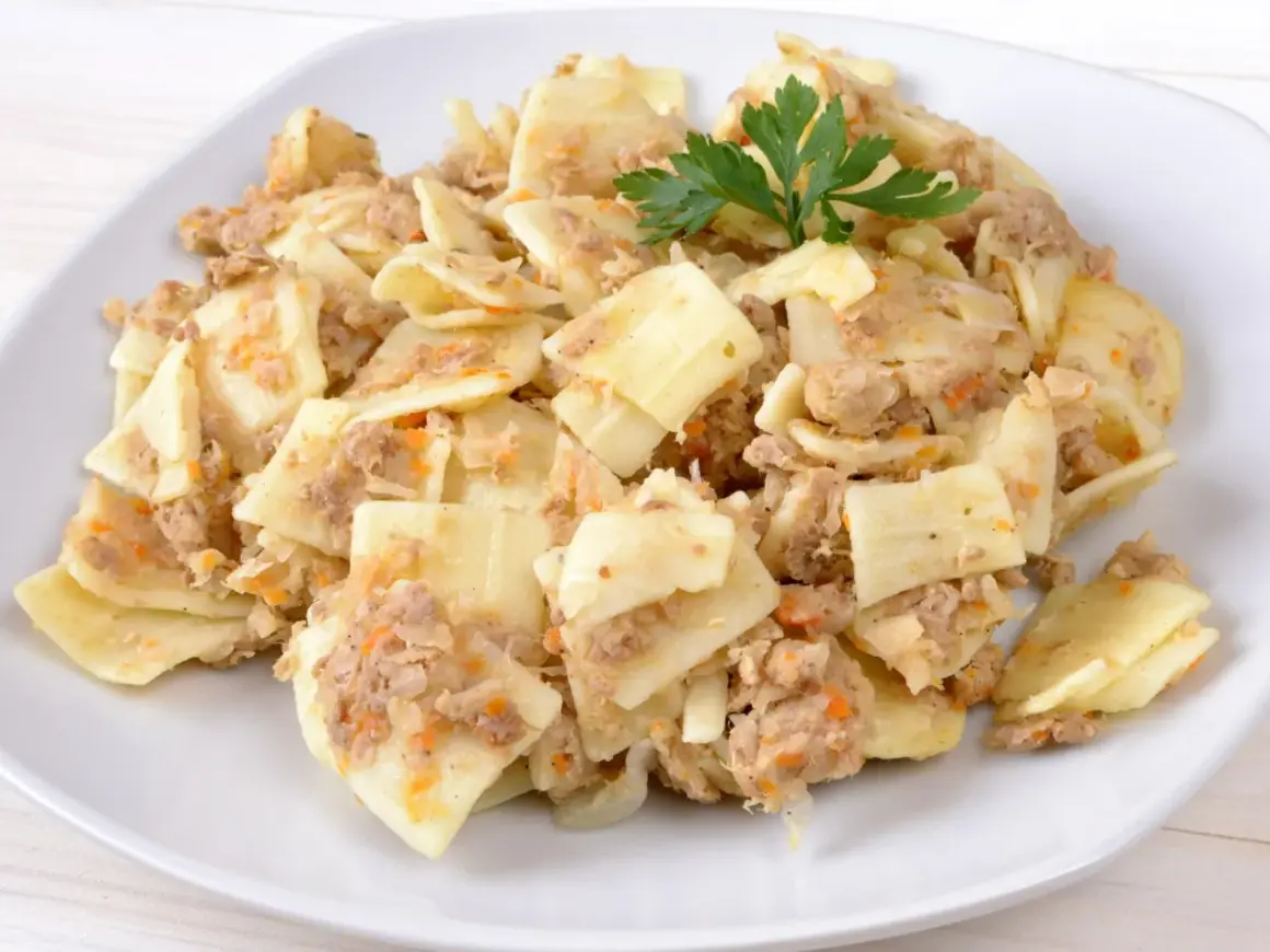 Pyszne łazanki z mięsem mielonym i warzywami, gotowe do podania. Idealne, gdy zastanawiasz się, jak zrobić łazanki.
