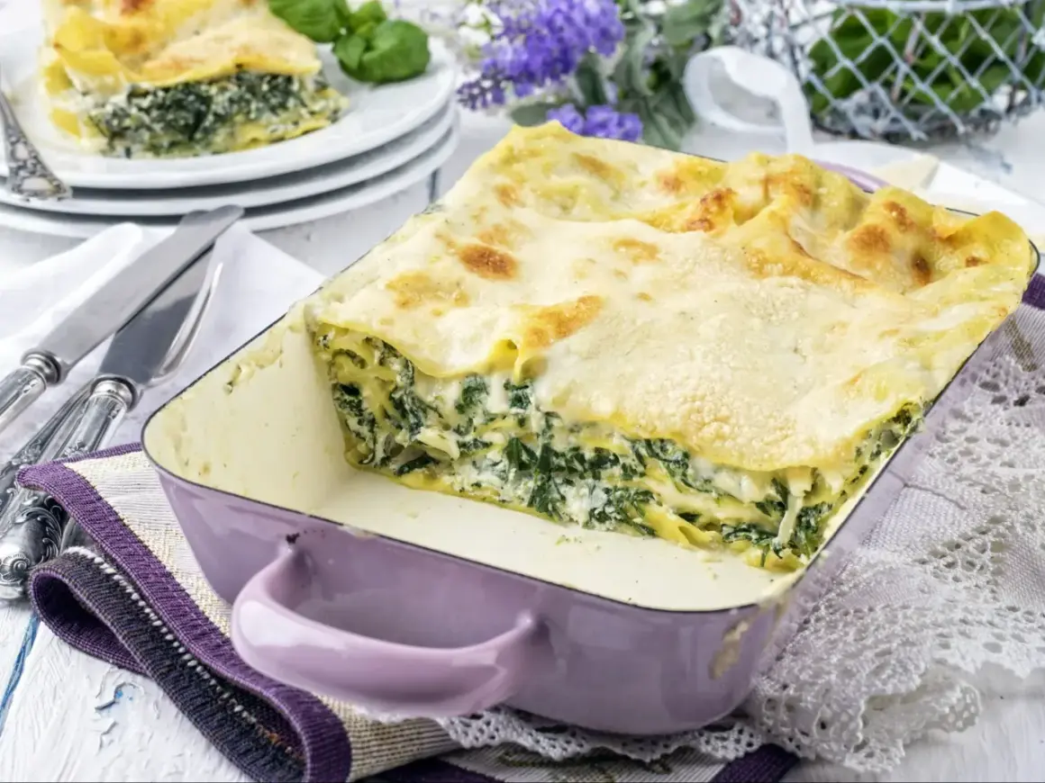 Pyszna lasagne ze szpinakiem i serem w fioletowym naczyniu. Idealna na rodzinny obiad, to prosty przepis na lasagne z mięsem mielonym, który zachwyci każdego.