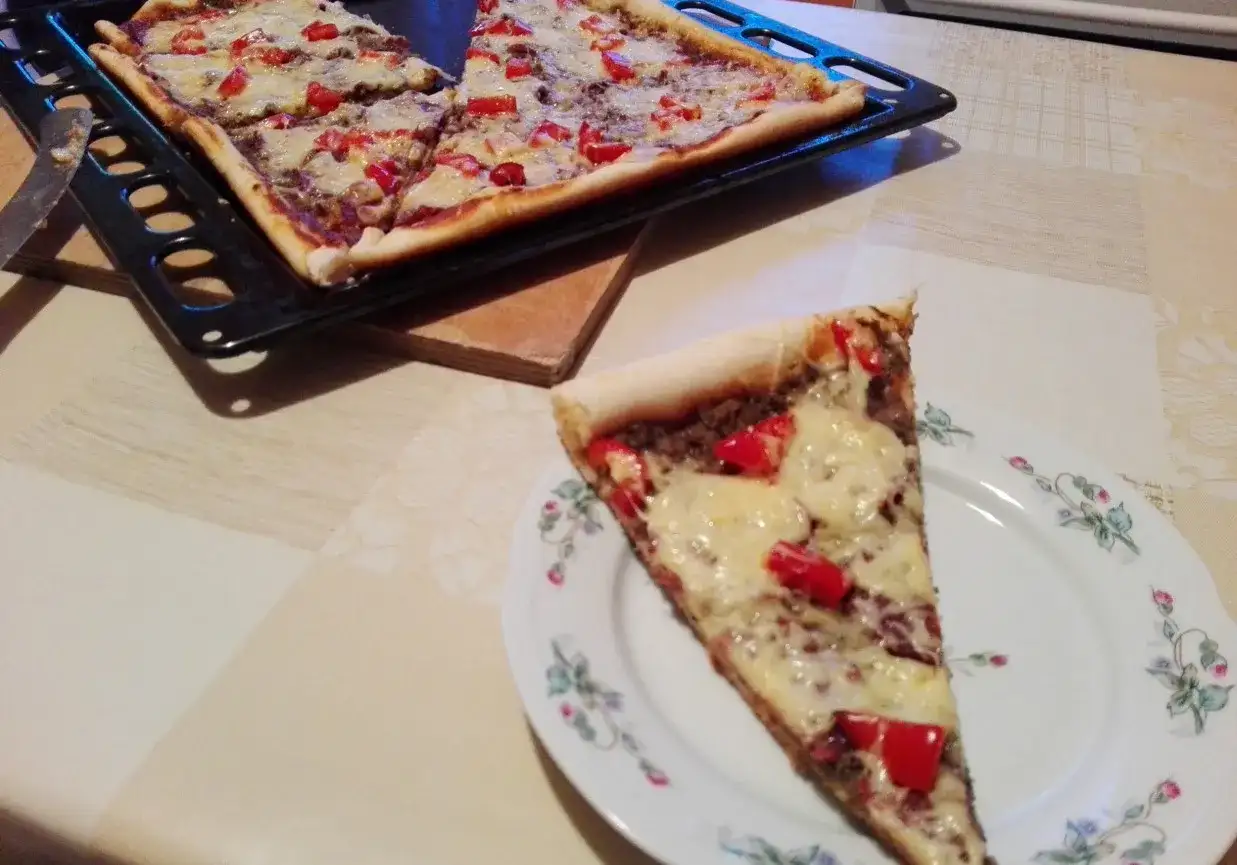 Domowa pizza z chrupiącym spodem. Prosty przepis i triki