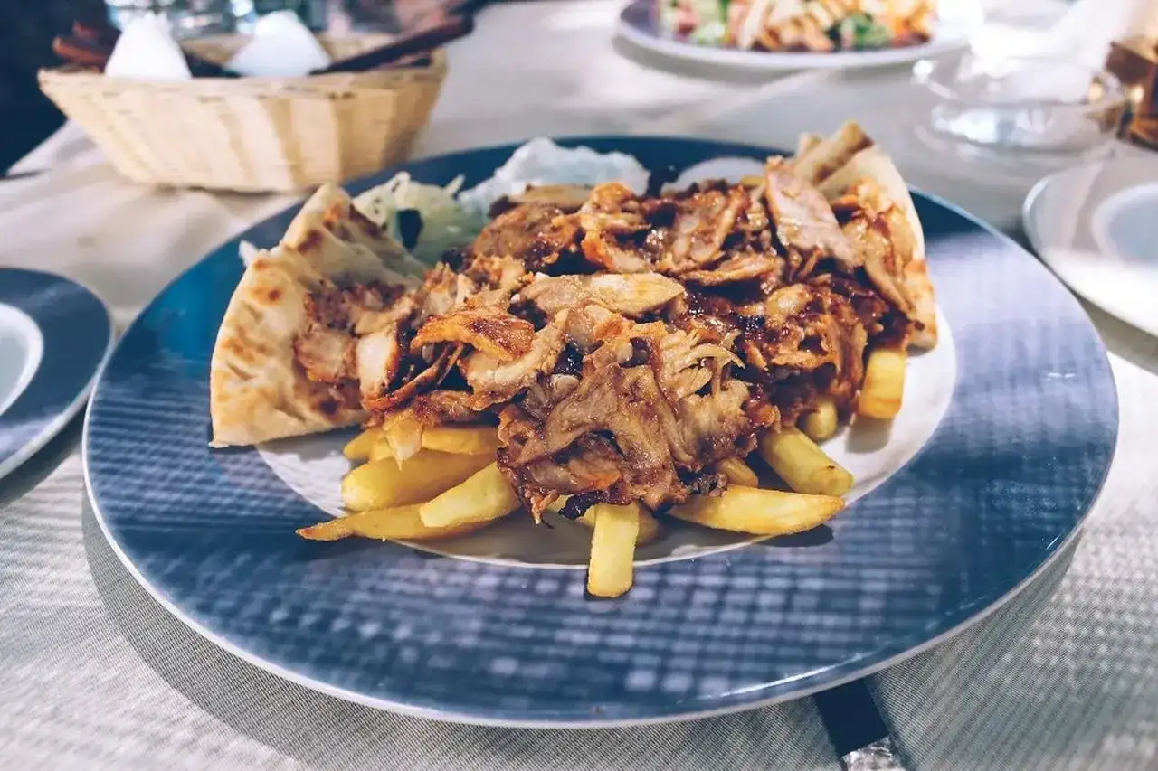 Shoarma - czym jest i czym różni się od kebaba oraz gyrosa