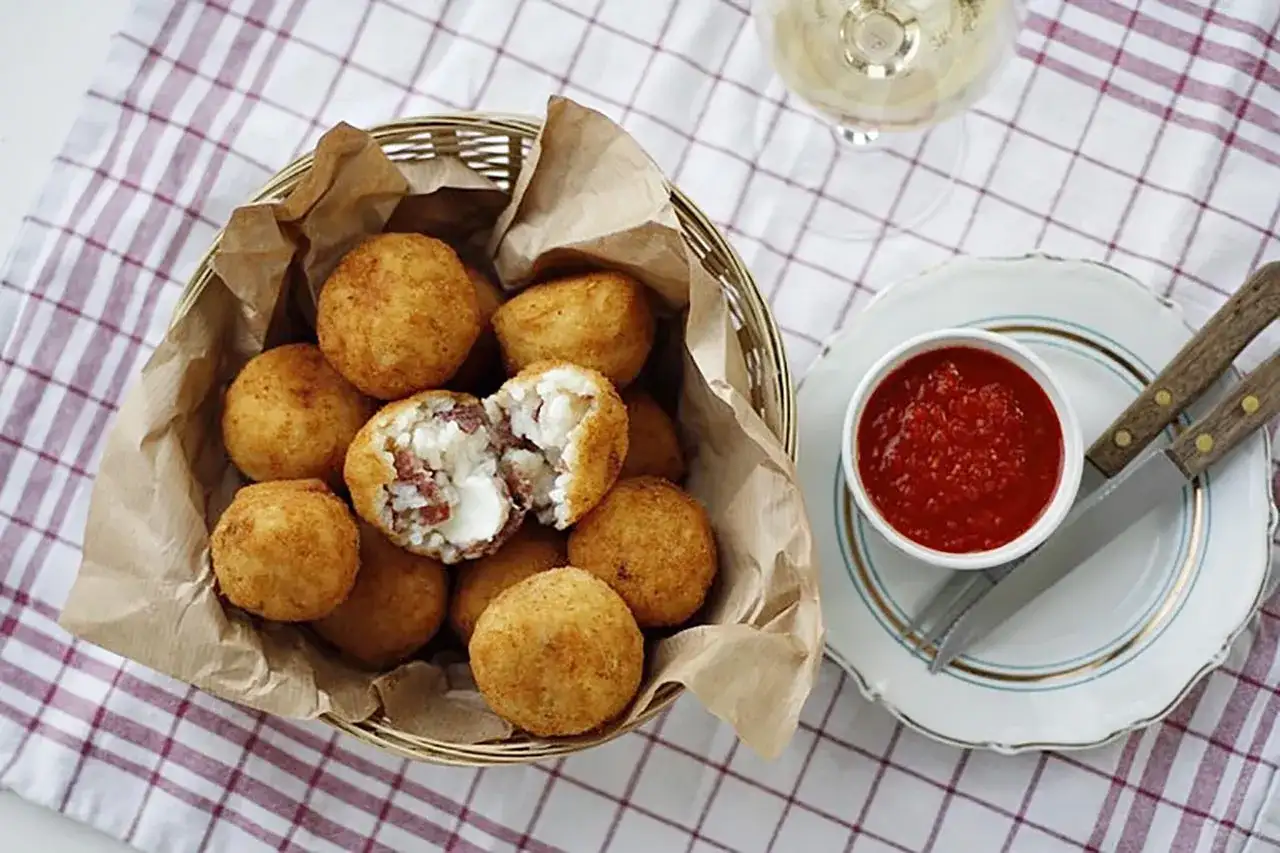 Arancini co to jest? Sycylijskie kule ryżowe bez tajemnic