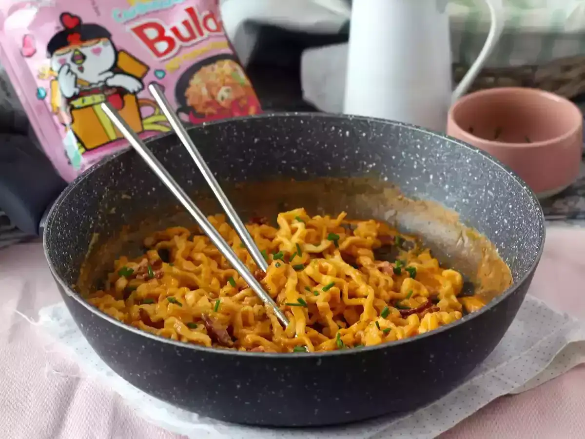 Buldak Carbonara w kremowej wersji. Jak zrobić go w 15 minut?