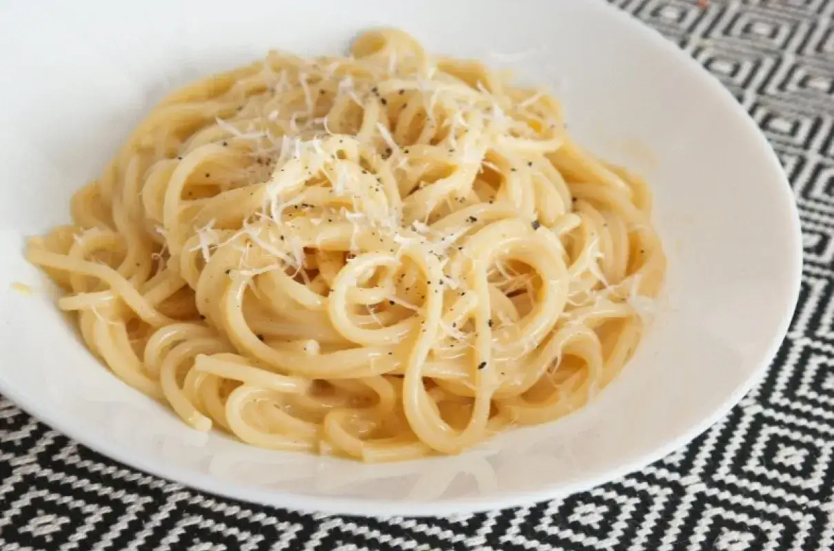 Pyszne spaghetti carbonara posypane startym parmezanem. Jaki ser do carbonary? Tylko najlepszy!