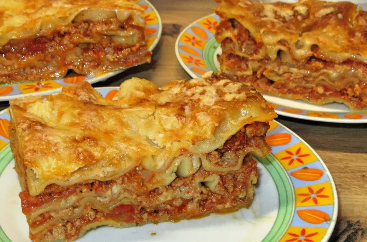 Prosty przepis na lasagne z mięsem mielonym. Pyszne, domowe danie, które zachwyci każdego.