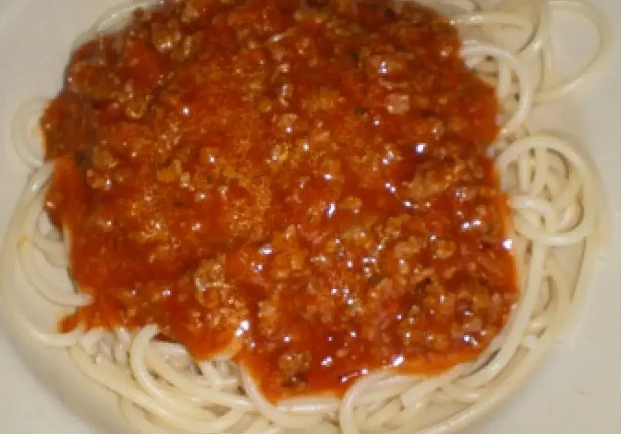 Porcja spaghetti z bogatym sosem bolońskim. Idealny prosty przepis na spaghetti z mięsem mielonym, który zachwyci każdego.