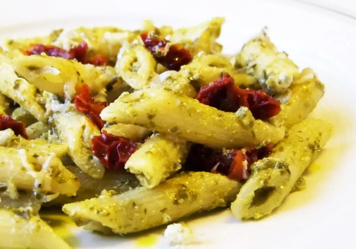Penne z aromatycznym pesto, kawałkami suszonych pomidorów i parmezanem. Szybki i pyszny obiad, jakby prosto z słoika.