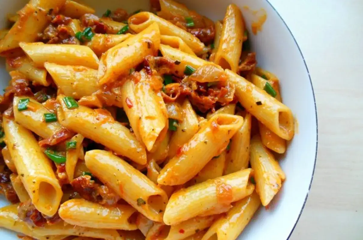 Penne z sosem z suszonych pomidorów i szczypiorkiem. Pyszne danie, które zachwyci każdego miłośnika włoskich smaków.