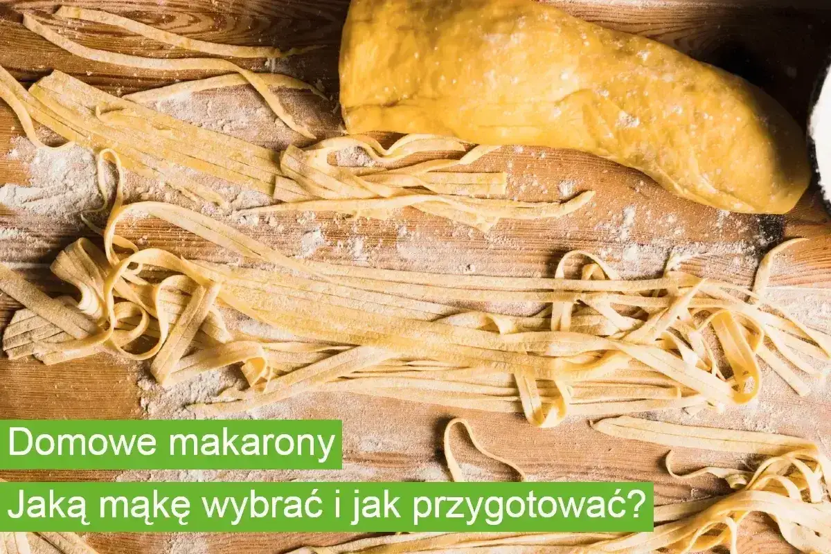 Świeży, swojski makaron na drewnianym blacie. Poznaj przepis na domowy makaron i dowiedz się, jaką mąkę wybrać!