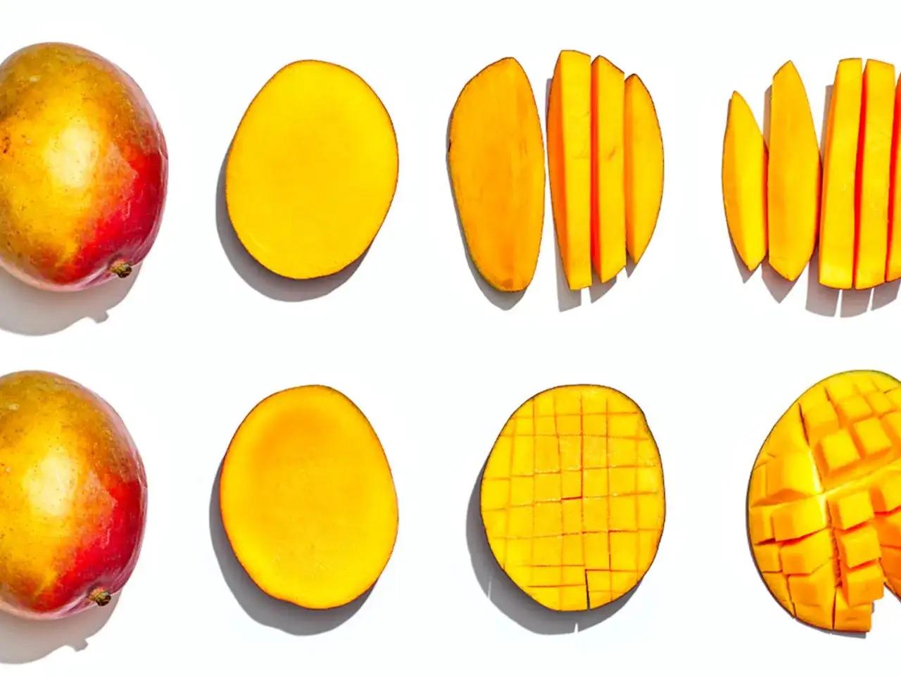 Całe i pokrojone mango na białym tle. Czy mango ma pestkę? Tak, w środku jest duża, płaska pestka.