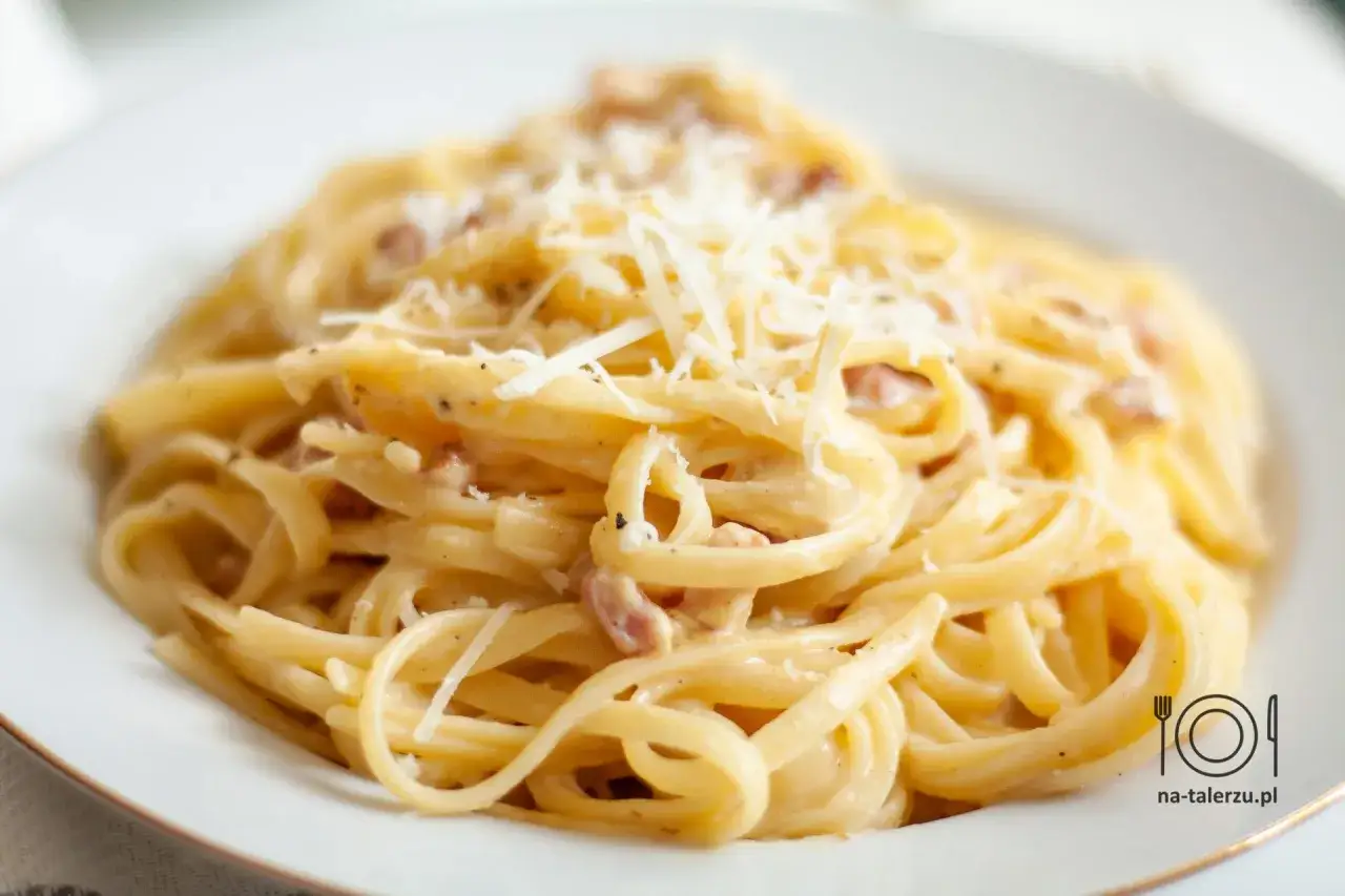 Spaghetti carbonara – przepis oryginalny ze śmietaną. Kremowy sos, kawałki boczku i starty parmezan tworzą idealne danie.