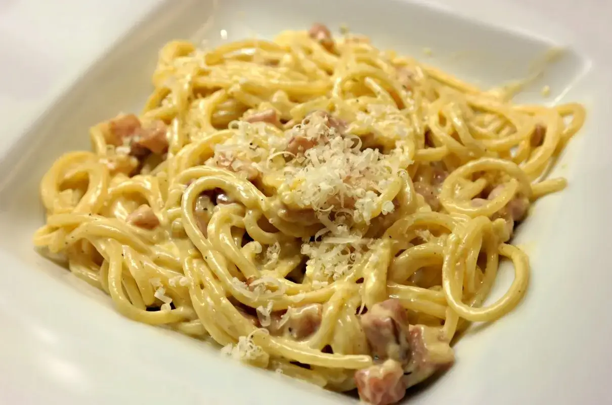 Pyszna carbonara z boczkiem, kremowy sos, makaron spaghetti i starty parmezan. Idealna na szybki obiad.