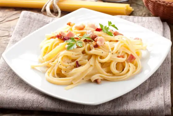 Carbonara bez śmietany - Jak zrobić idealny, kremowy sos?