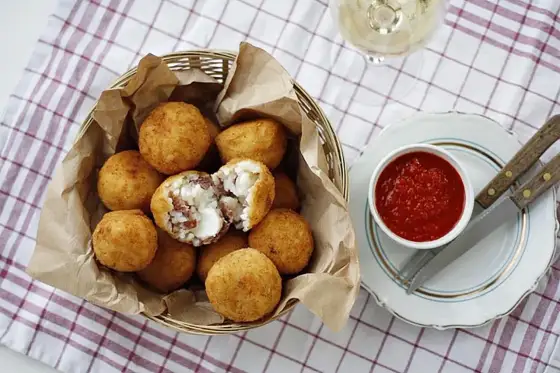 Arancini co to jest? Sycylijskie kule ryżowe bez tajemnic