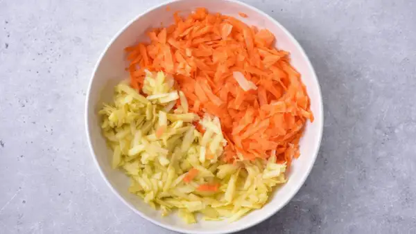 Start your healthy meal with this vibrant surówka z marchewki z majonezem. Startuje zdrowy posiłek z tą barwną surówką z marchewki z majonezem.