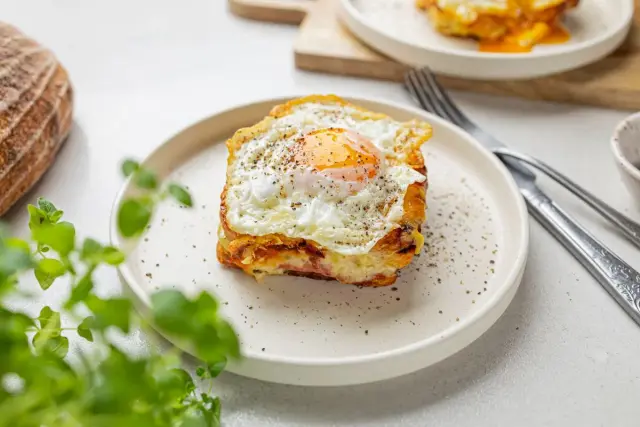 Croque madame z beszamelem - przepis na chrupiącą kanapkę